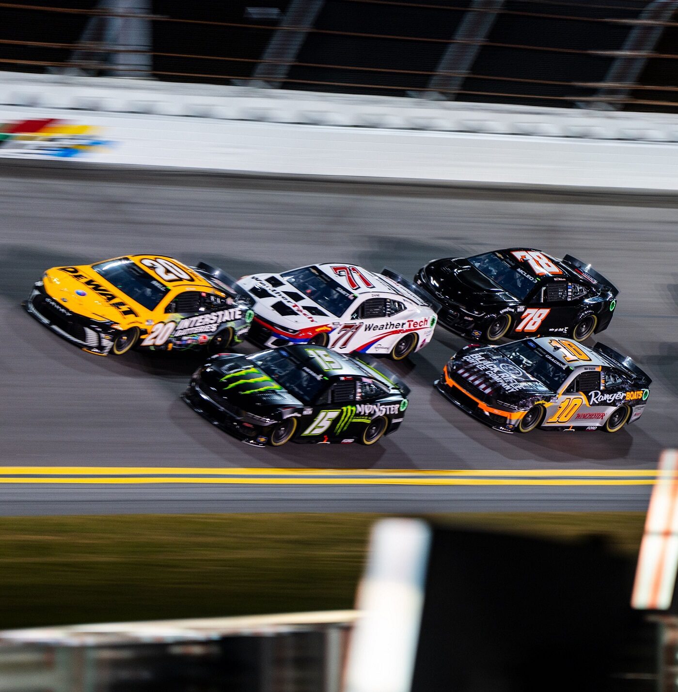 Lluvias obligan a retrasar las 500 Millas de Daytona para este lunes
