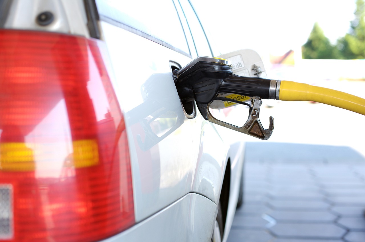 AAA reporta leve caída de los precios de la gasolina en Florida