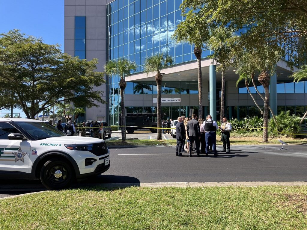 Hombre abatido por francotirador SWAT en Bank of America de Fort Myers tenía un largo historial criminal