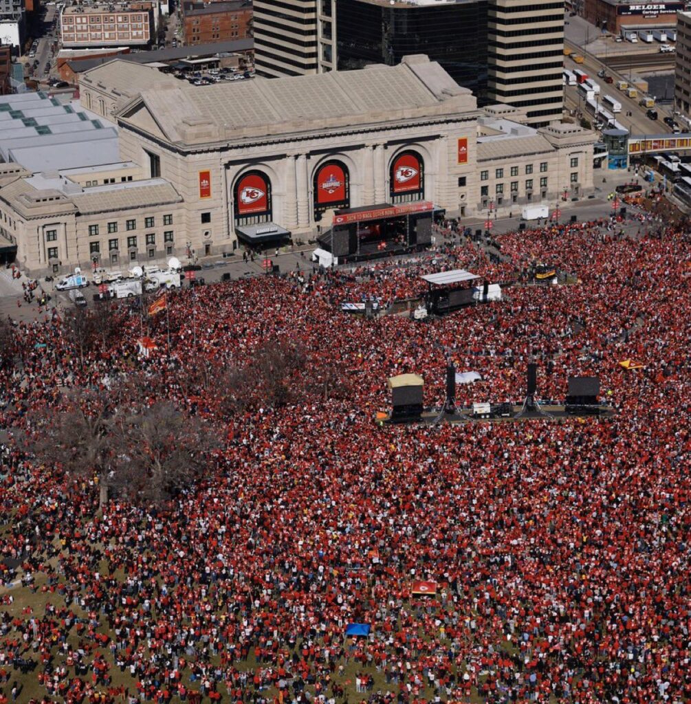 Un muerto, 21 heridos y 3 detenidos por tiroteo en Kansas City durante el desfile de los Chiefs
